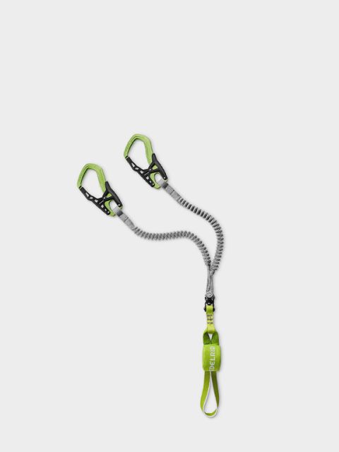 Silber-grünes Klettergerät mit zwei Karabinern und elastischen Bändern auf weißem Grund. Der Schriftzug „KLETTERN & KLETTERSTEIG“ oben deutet auf Klettern und Klettersteiggehen hin.