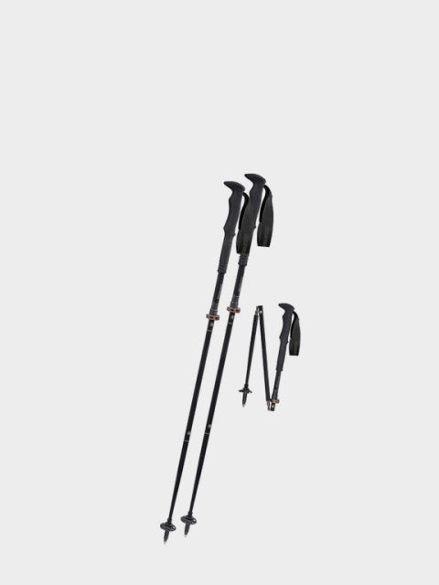 Auf hellgrauem Untergrund sind drei schwarze Trekkingstöcke abgebildet. Oben links ist in fetter weißer Schrift „WANDERSTÖCKE“ zu lesen.