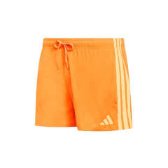 Leuchtend orangefarbene Sportshorts mit Kordelzug in der Taille, weißem Adidas-Logo und drei weißen Streifen an der Seite, die auf weißem Hintergrund angebracht sind.