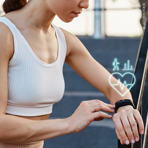 Eine Person in Sportkleidung joggt am frühen Morgen eine Stadtstraße entlang. Die Sonne geht auf und taucht die Gebäude in einen warmen Schein. Die Schuhe der Person leuchten hell und verleihen der Szene einen dynamischen Effekt.