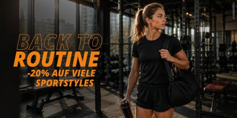 Eine Frau in schwarzer Sportkleidung hält in einem Fitnessstudio eine Sporttasche und eine Wasserflasche in der Hand; der Text wirbt mit 20 % Rabatt auf zahlreiche Sportartikel.