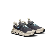 Ein Paar schwarze und beige Sportschuhe mit blauen Akzenten, schräg auf weißem Hintergrund abgebildet.