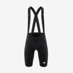 Schwarze Radhose mit Trägern, mit einem kleinen weißen Logo auf dem linken Hosenbein, das sich vor einem einfarbigen weißen Hintergrund abhebt.