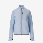 Hellblaue Jacke mit Reißverschluss, schwarzen Reißverschlussdetails, langen Ärmeln und hohem Kragen, abgebildet vor einem schlichten weißen Hintergrund.