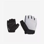 Ein Paar fingerlose Fahrradhandschuhe, einer schwarz mit strukturierter Grifffläche und der andere schwarz-weiß mit geometrischem Muster.