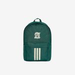 Grüner Rucksack mit einem Aufnäher in Form eines weißen Buchstabens „A“ und drei vertikalen weißen Streifen auf der Vordertasche, vor einem einfarbigen weißen Hintergrund.