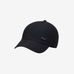 Eine schlichte schwarze Baseballkappe mit gebogenem Schirm und einem kleinen silbernen Swoosh-Logo auf der Vorderseite, abgebildet vor einem weißen Hintergrund.