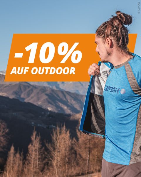 Ein Mann in Sportkleidung steht draußen in den Bergen, und auf einem orangefarbenen Banner steht: „-20 % auf Outdoor“.