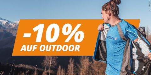 Ein Mann in Sportkleidung im Freien vor einem Bergpanorama; der Text lautet „-20 % auf Outdoor“ in fetter orange-weißer Schrift.