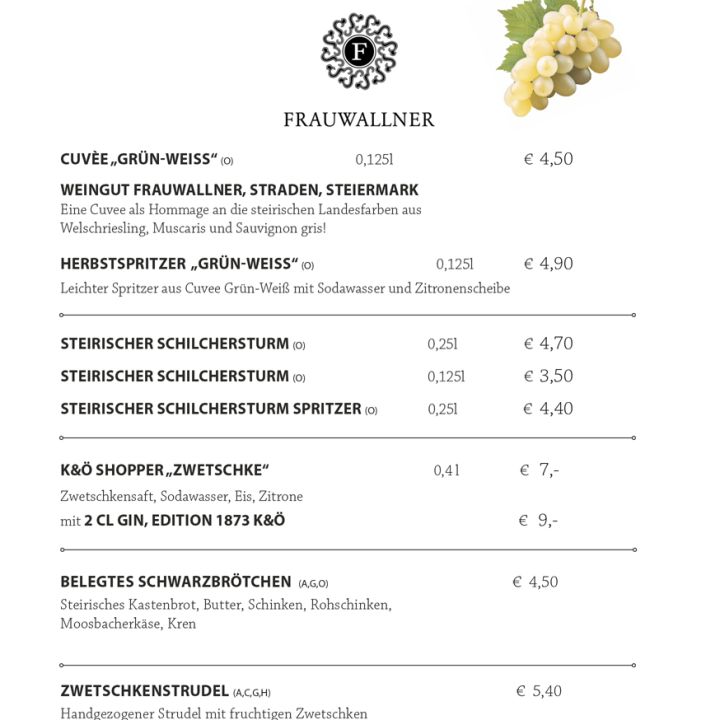 Speisekarte für eine Champagnerbar mit einer Auswahl an Schaumweinen und Snacks sowie den entsprechenden Preisen. Oben sind dekorative Weintrauben und ein deutscher Text abgebildet.