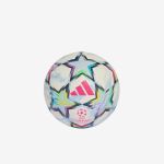 Ein Fußball mit bunten Sternmustern, dem Adidas-Logo und dem UEFA-Champions-League-Logo auf weißem Hintergrund.