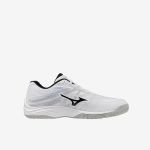 Weißer Sport-Sneaker mit schwarzem Logo und schwarzen Akzenten, strukturierter Sohle und Obermaterial aus Mesh, dargestellt vor einem schlichten weißen Hintergrund.