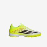 Ein gelb-weißer Fußballschuh mit schwarzen und neonfarbenen Akzenten, dargestellt auf einem schlichten weißen Hintergrund, von der Seite betrachtet.