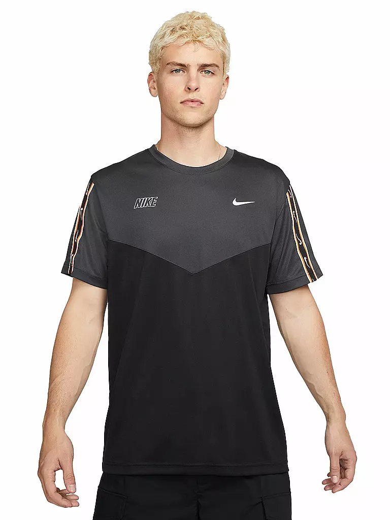 NIKE | Herren T-Shirt Sportswear Repeat | schwarz